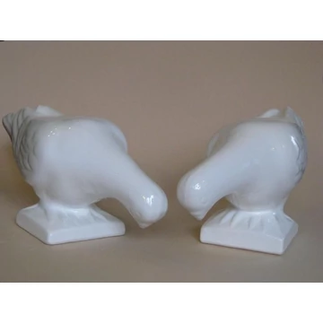 Lefelé néző porcelán galamb