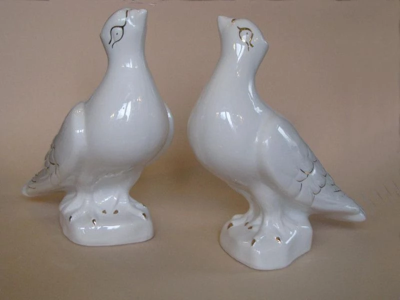 Felfelé néző porcelán galamb arany díszítéssel jobbos