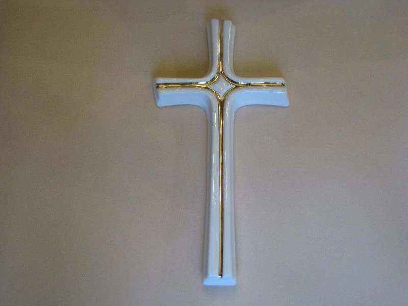 Fehér porcelán kereszt arany díszítéssel 30 cm