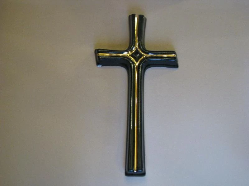 Fekete porcelán kereszt arany díszítéssel 23 cm